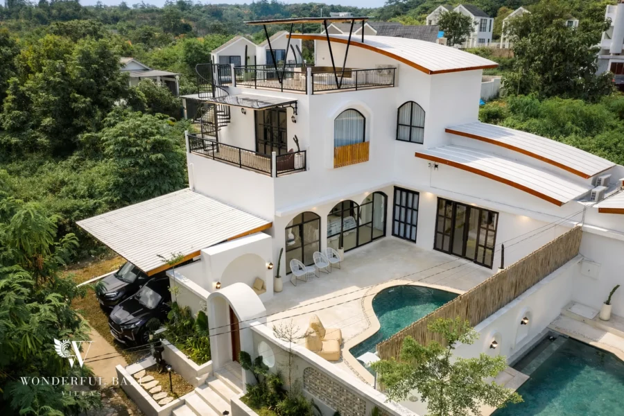 Daytime exterior overview of a 3-bedroom modern villa in Ungasan, Bukit