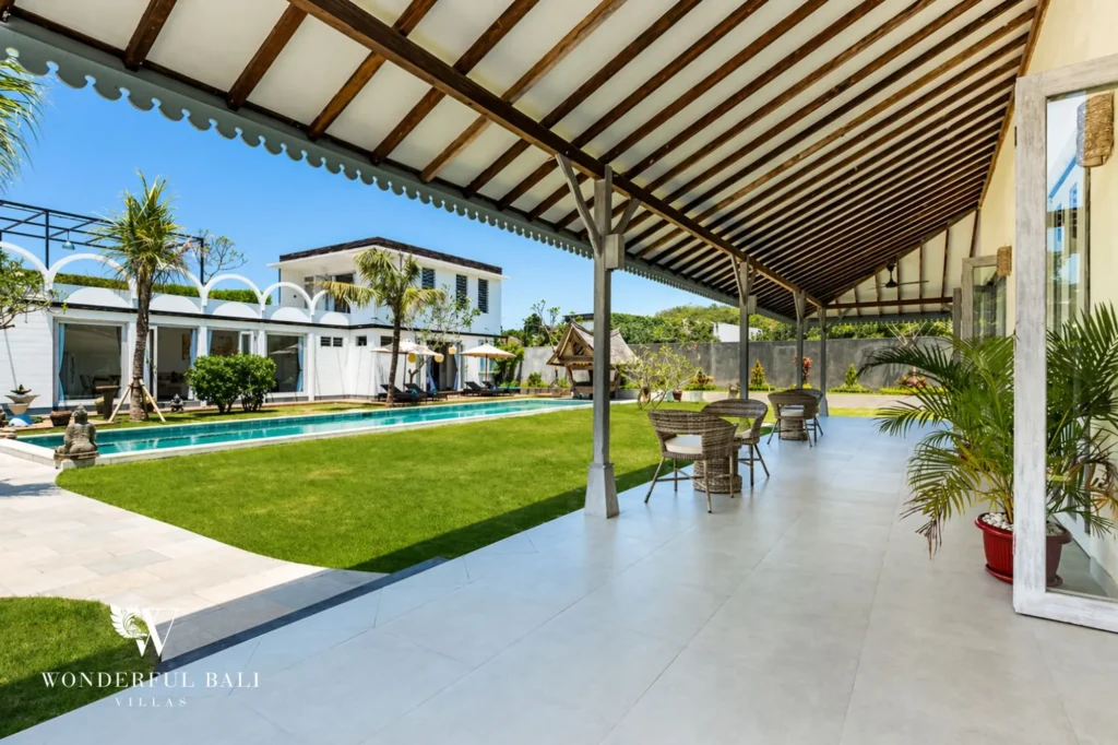 Covered open-air terrace overlooking the pool, Villa Hasian — 5-bedroom villa in Jimbaran