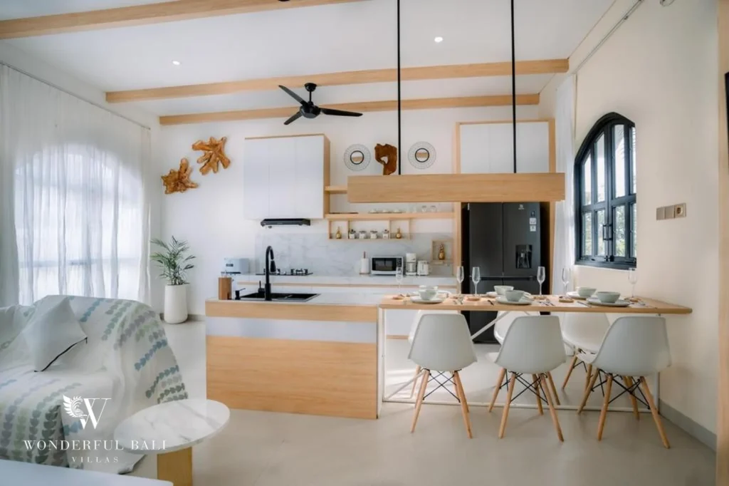 Fully equipped kitchen with adjacent dining area, 3-bedroom villa in Ungasan, Bukit