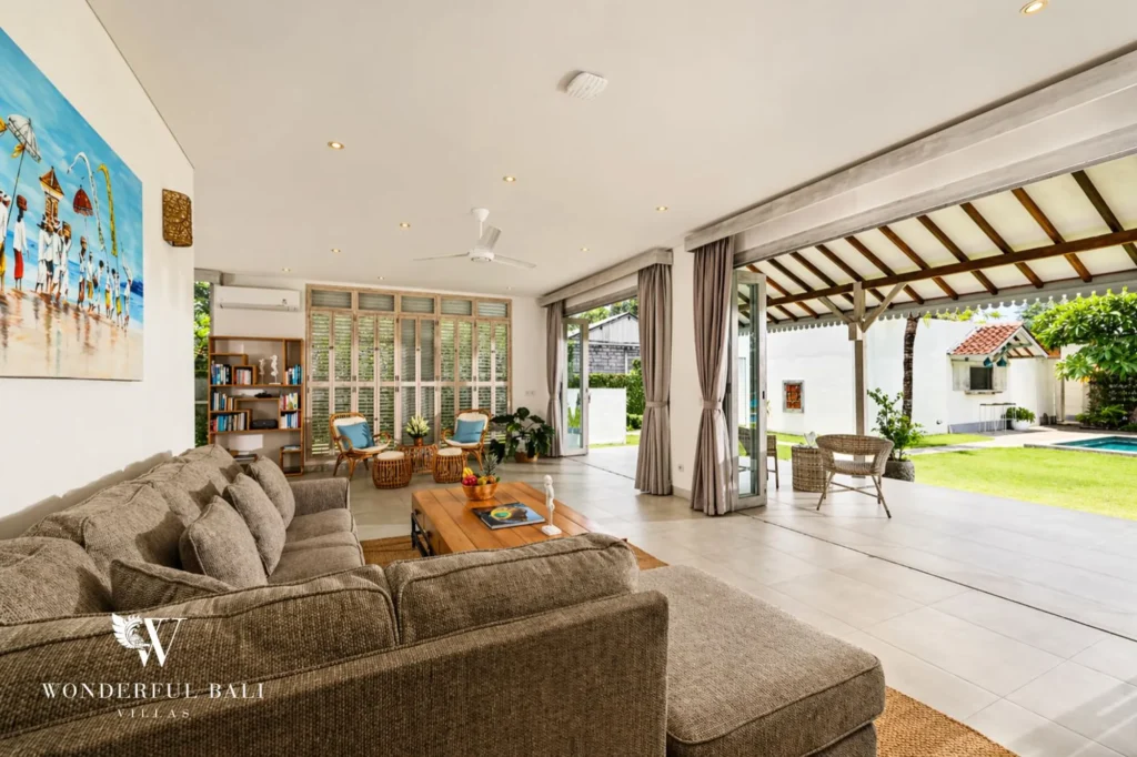 Open-plan living area flowing to the garden, Villa Hasian — 5-bedroom villa in Jimbaran