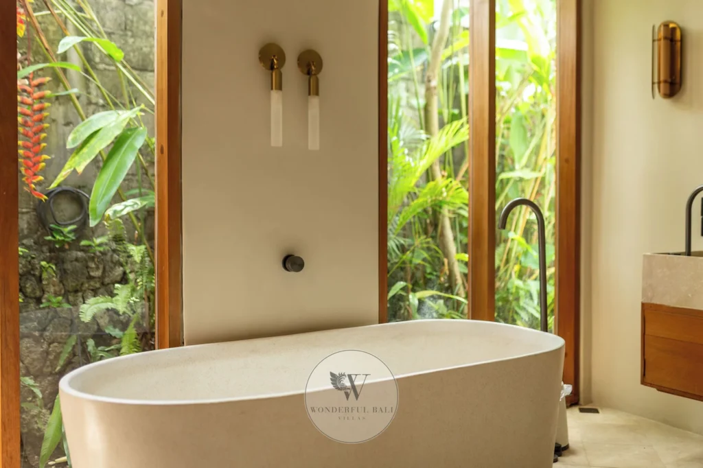 Primary ensuite bathroom, three-bedroom villa in Umalas