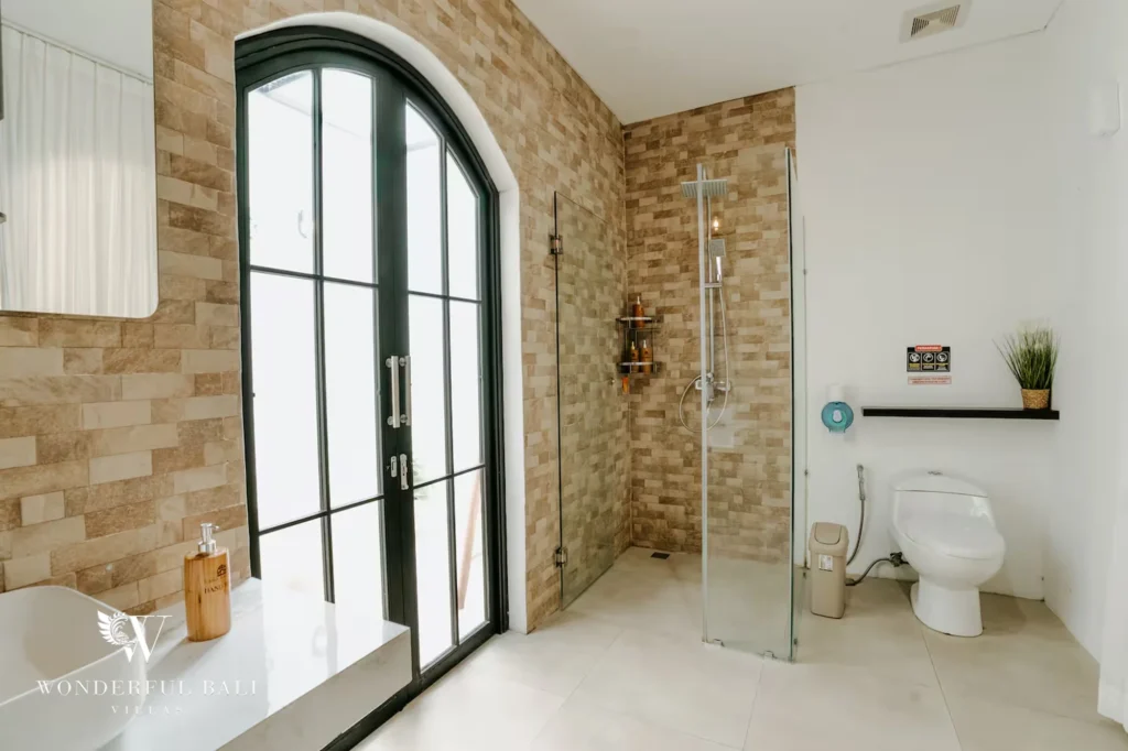 Second bathroom with walk-in shower, 3-bedroom villa in Ungasan, Bukit