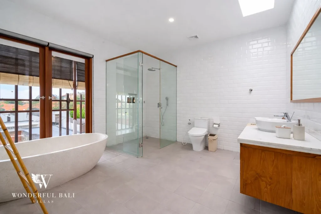 monthly villa rental umalas — ensuite bathroom with bathtub