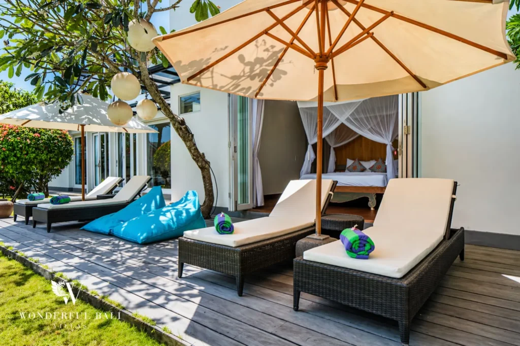 Outdoor sun loungers and day beds on the pool deck, Villa Hasian — 5-bedroom villa in Jimbaran