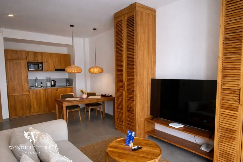 Open-plan living and kitchenette with dining area, 1-bedroom studio apartment in Canggu