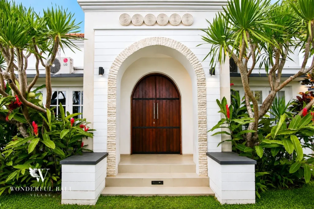 Entrance facade of the colonial villa with multi-paned French doors, 3-bedroom property in Umalas