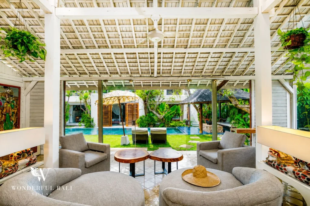 Open-plan living room with sliding doors to the pool, 4-bedroom villa in Petitenget, Seminyak