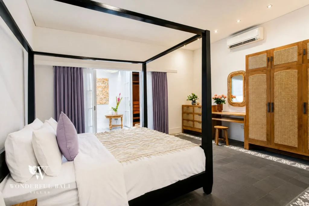 Master bedroom with carved four-poster bed and AC, 3-bedroom colonial villa in Umalas
