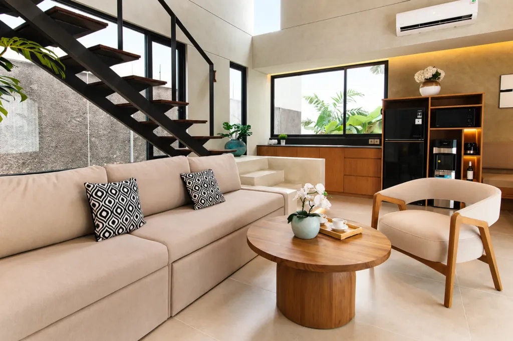 Open-plan living and kitchen with breakfast counter, Villa Umahan Sanur — 2-bedroom villa