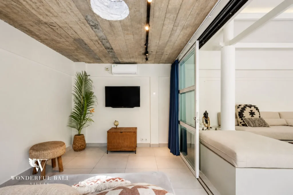 Living room with smart TV and family seating, 4-bedroom family villa in Berawa, Canggu