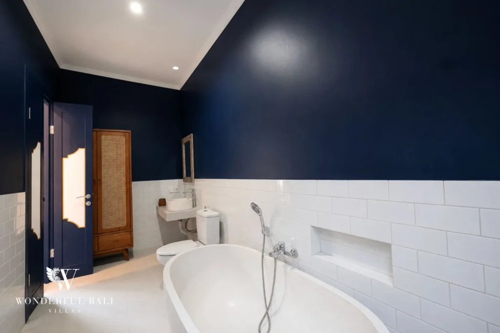 Ensuite bathroom with bathtub, 2-bedroom Balinese modern villa in Sanur