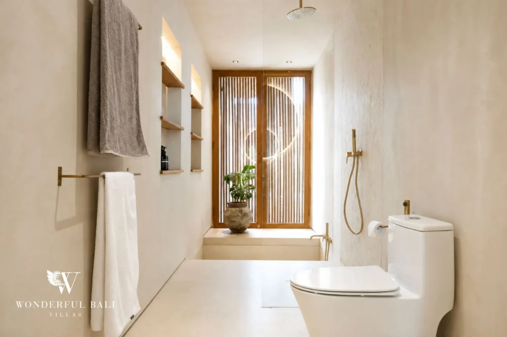 Bathroom with privacy screen, 4-bedroom villa in Kaba-Kaba, Tabanan