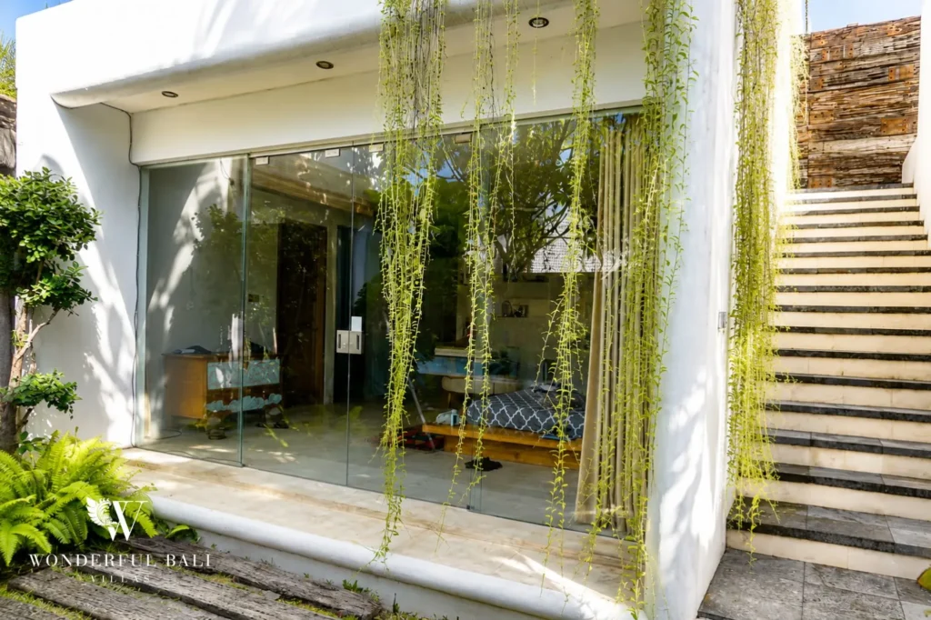 Bedroom with open ensuite shower behind a partition, 4-bedroom villa in Petitenget, Seminyak