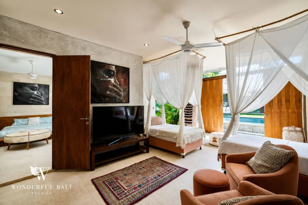 Bedroom with carved four-poster bed, 4-bedroom villa in Petitenget, Seminyak