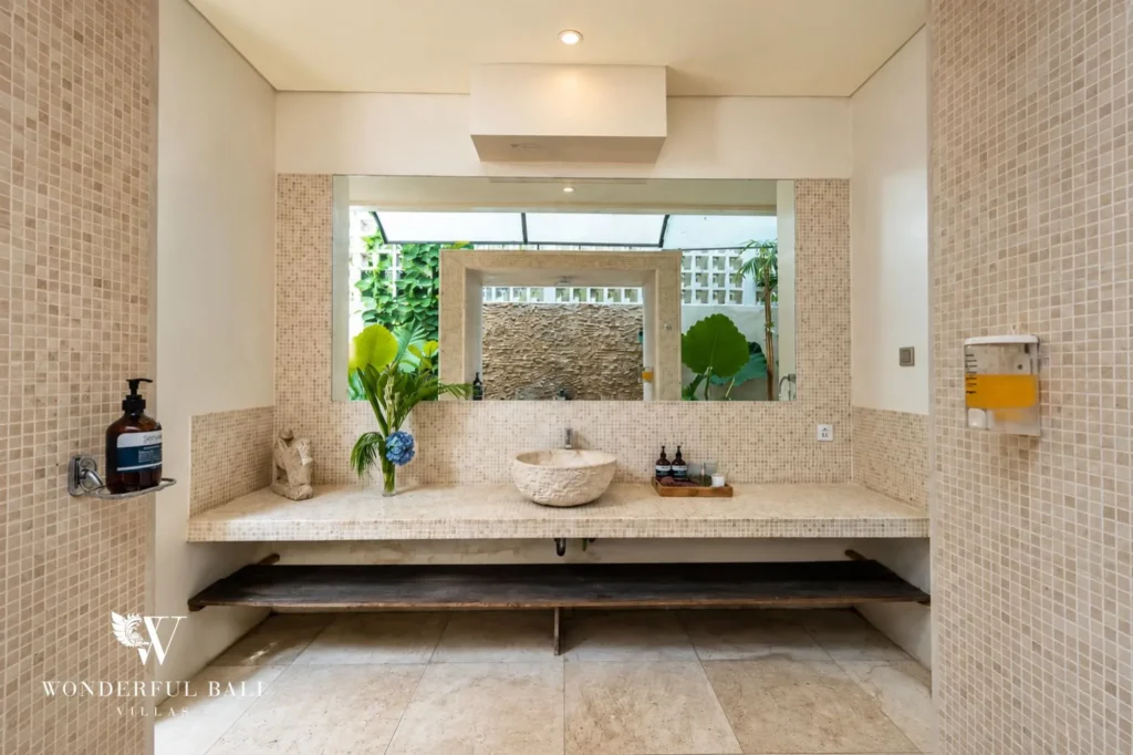 Bedroom with balcony overlooking the garden, 4-bedroom villa in Petitenget, Seminyak