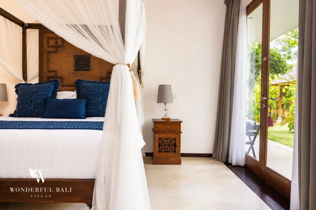 Master bedroom with canopy bed and natural materials, 4-bedroom villa in Berawa, Canggu