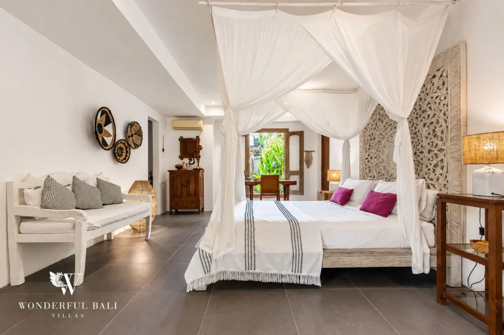 Bedroom with traditional poster bed, 4-bedroom joglo villa in Umalas