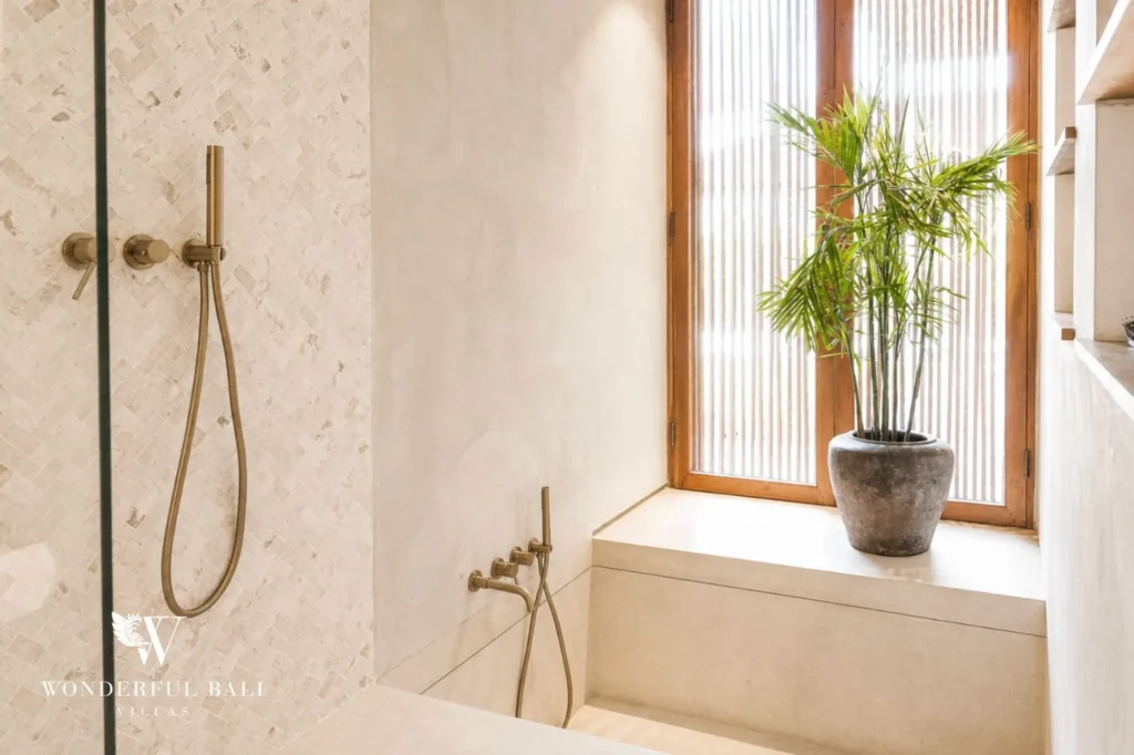 Bathroom with stone soaking tub, 4-bedroom villa in Kaba-Kaba, Tabanan