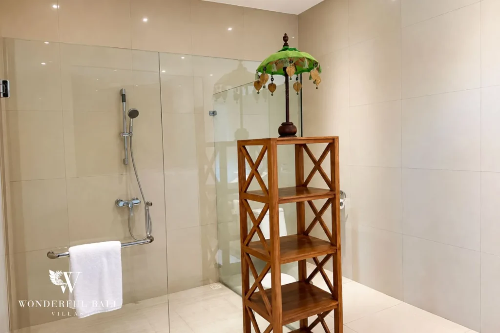 Bathroom with walk-in shower, 5-bedroom villa in Batu Bolong, Canggu