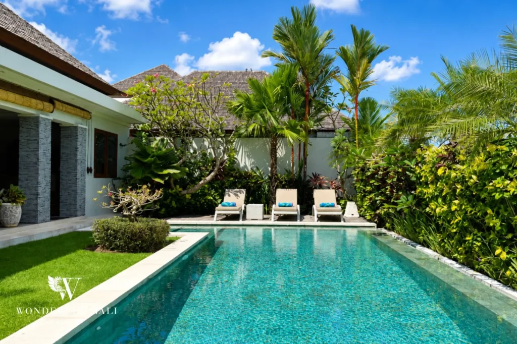 Swimming pool and villa exterior, 5-bedroom villa in Batu Bolong, Canggu