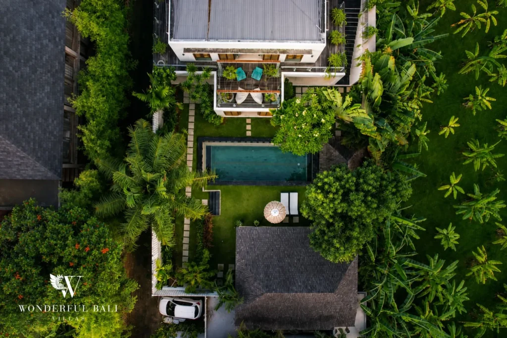 Stepped tropical walkway in the garden, 4-bedroom villa in Petitenget, Seminyak
