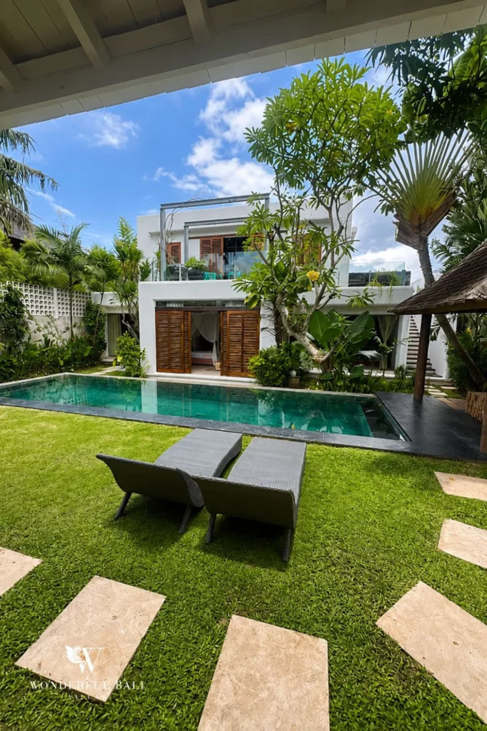 Driveway and main entrance to the villa, 4-bedroom property in Petitenget, Seminyak