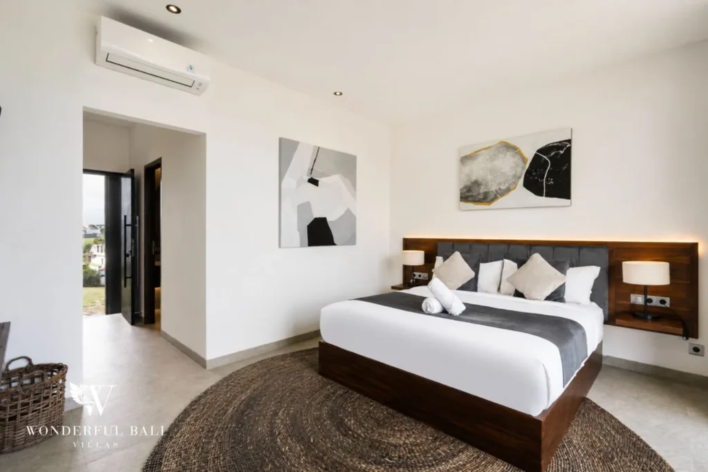 5BR villa for long-term rent Cemagi — bedroom with ensuite