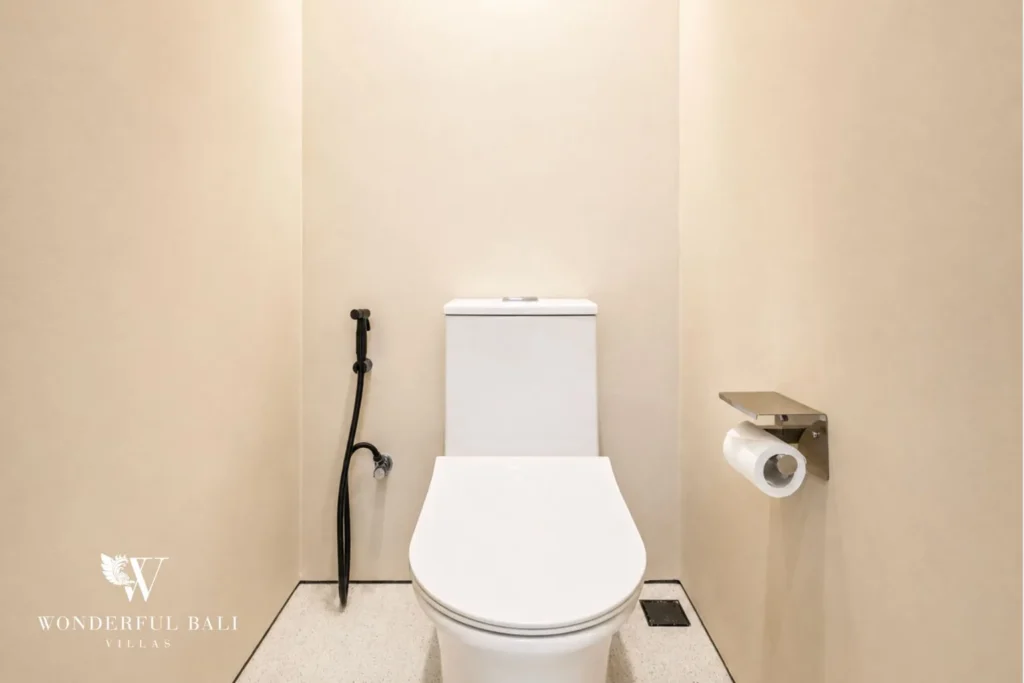3BR villa for monthly rent Jimbaran — guest toilet