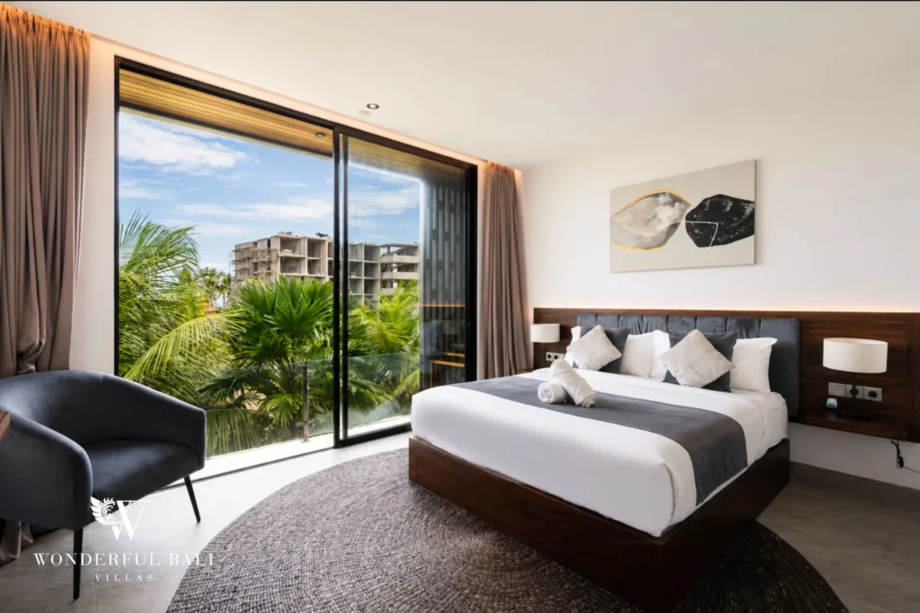 5BR villa for long-term rent Cemagi — bedroom with balcony