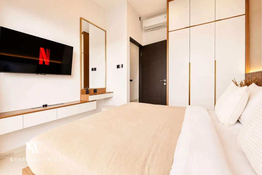3BR villa for monthly rent Jimbaran — master bedroom with smart tv