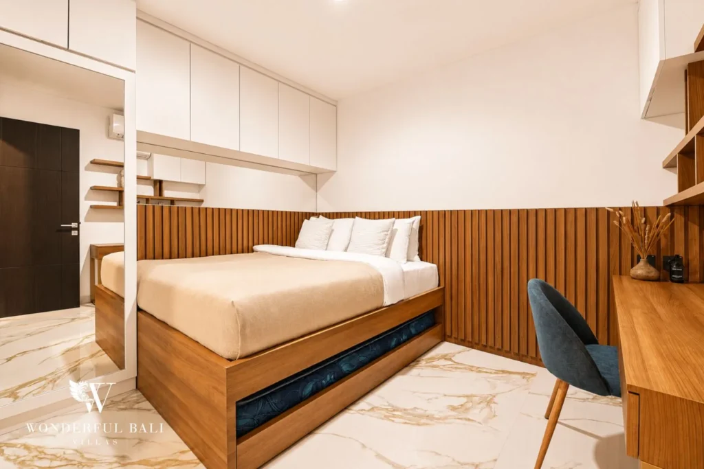 3BR villa for monthly rent Jimbaran — bedroom with timber panelling