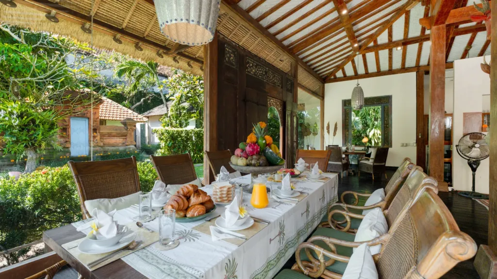 Dining area at Villa Desa Roro, Berawa