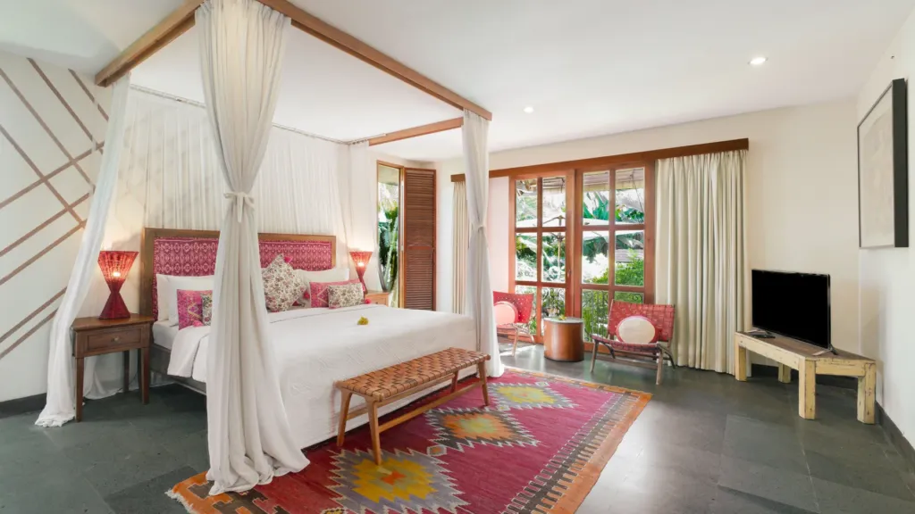 Bedroom 2 with king bed and Smart TV at Villa Desa Roro Dua, Berawa