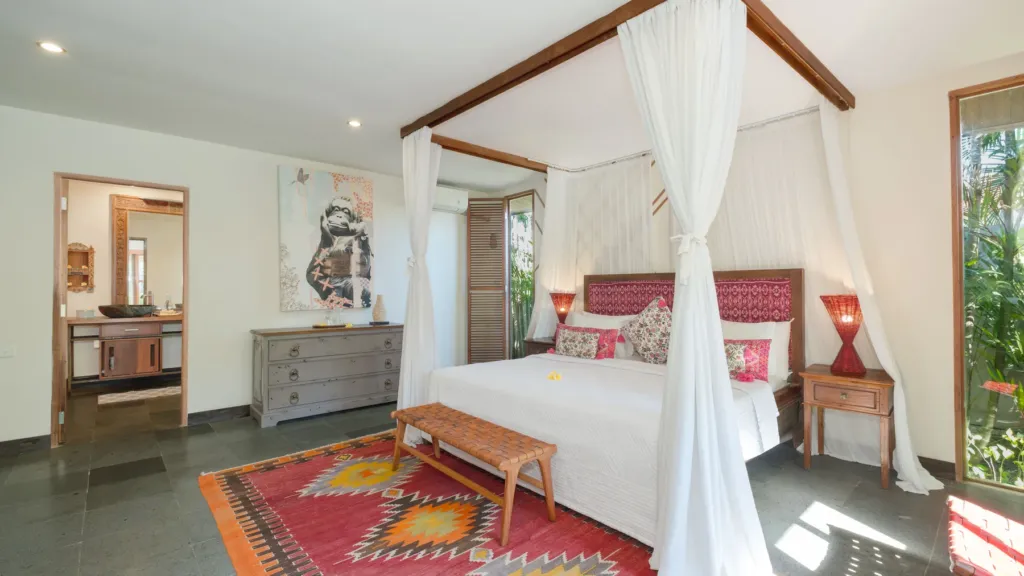 Bedroom 2 with ensuite at Villa Desa Roro Dua, Berawa