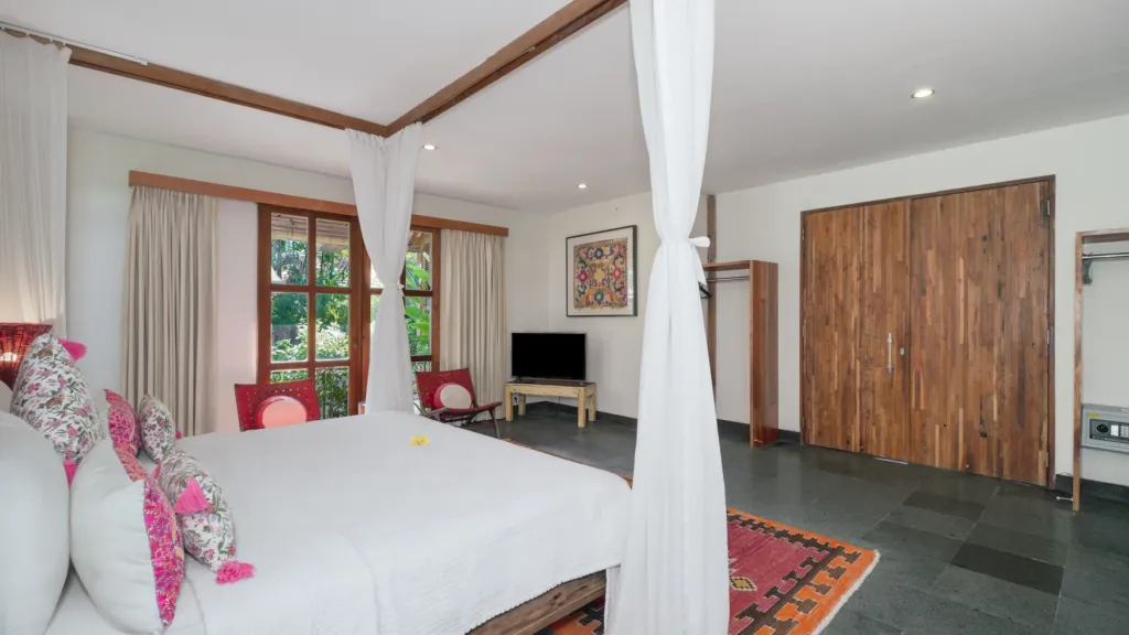 Bedroom 2 interior at Villa Desa Roro Dua, Berawa