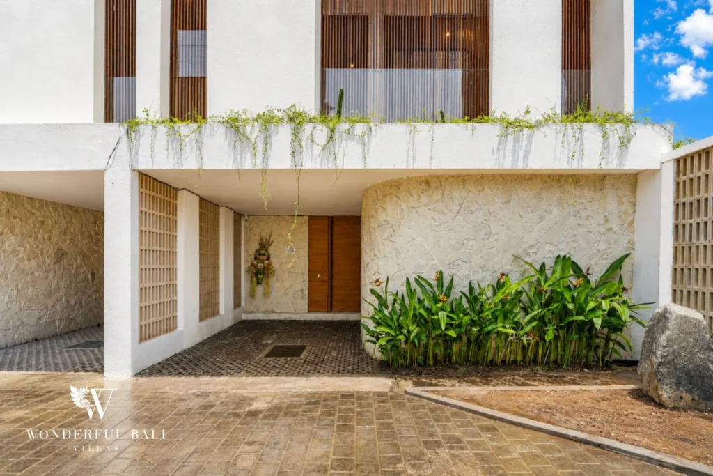 3BR villa for monthly rent Jimbaran — villa exterior with covered parking