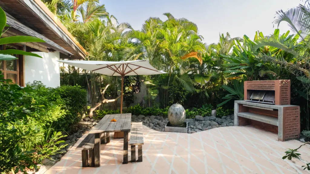 Villa grounds and greenery at Villa Desa Roro Dua, Berawa