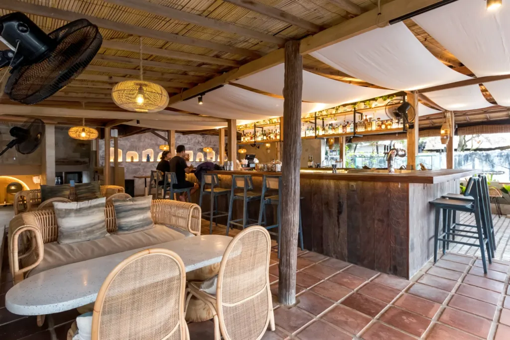On-site open-air restaurant with ocean view in Batu Belig, Bali