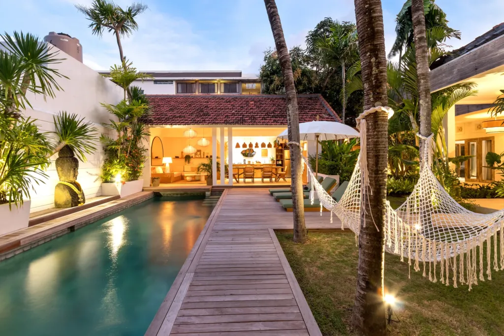 Villa Gauguin, Seminyak — pool, evening