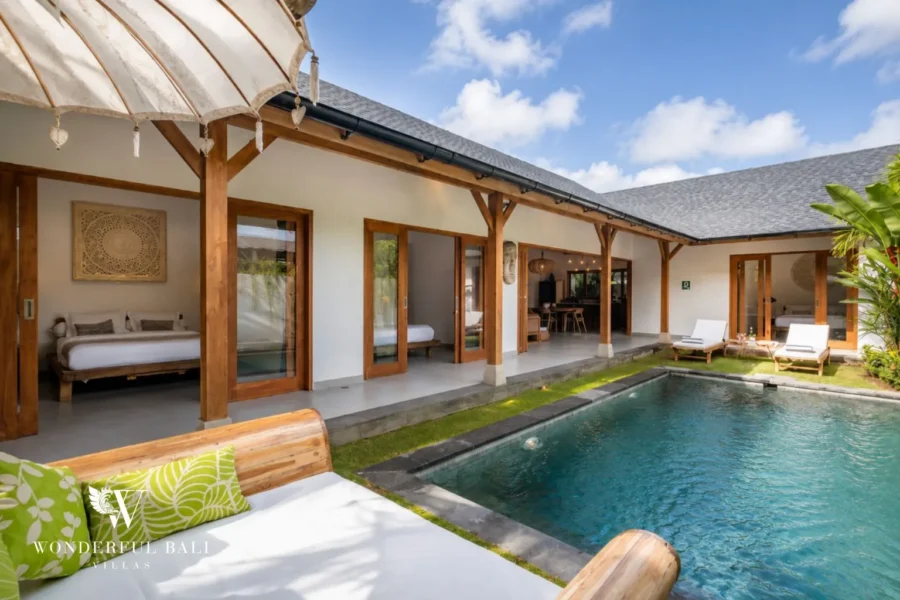 3BR tropical villa in Umalas — Balinese villa with a thatched roof, private pool and tropical garden, Bali