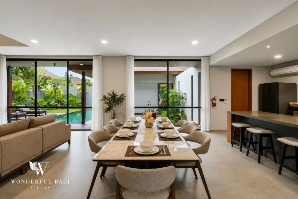 4BR resort villa in Jimbaran — dining area for eight