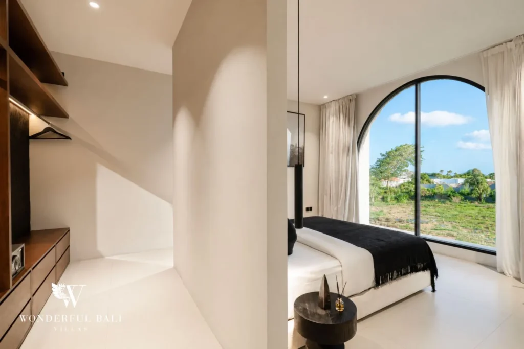 3BR ocean-view villa in Seseh — bedroom with arched window