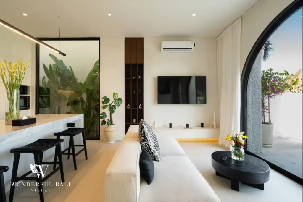 3BR ocean-view villa in Seseh — dining area