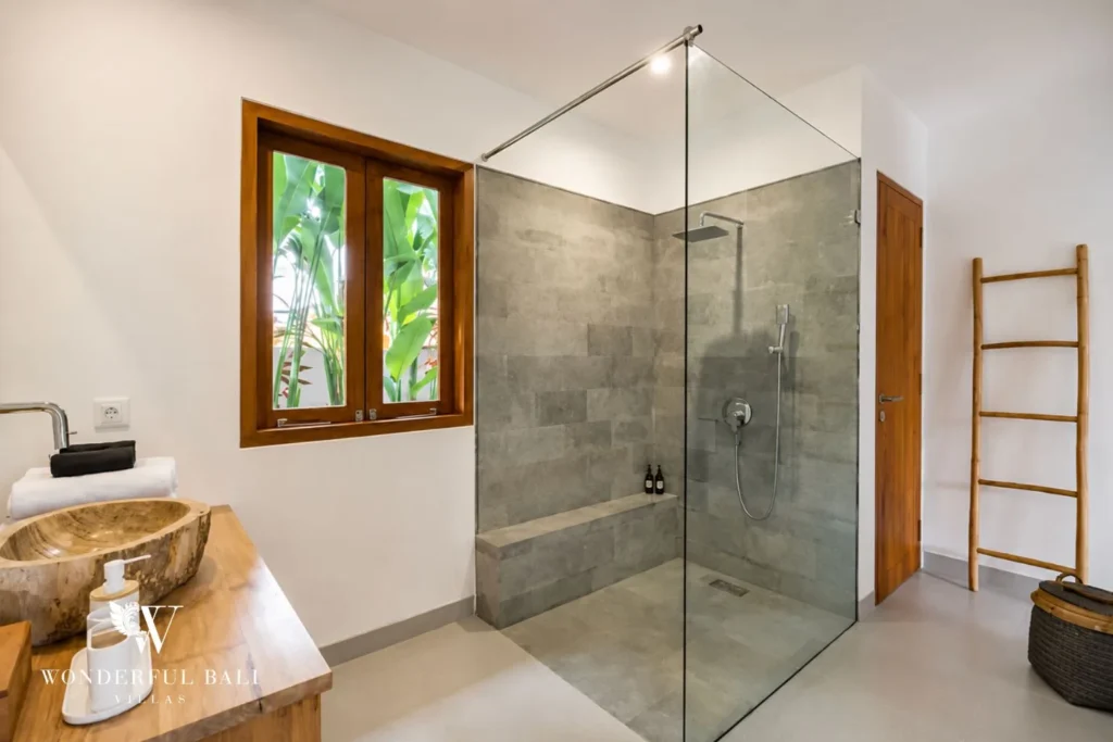 3BR tropical villa in Umalas — en suite bathroom with glass shower
