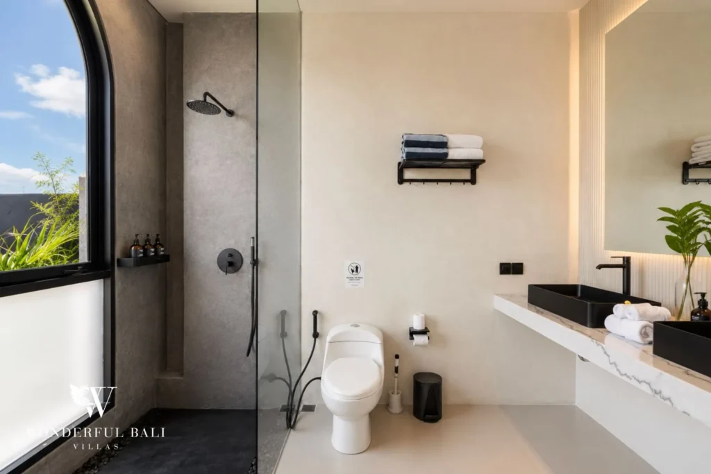 3BR ocean-view villa in Seseh — en suite bathroom with shower