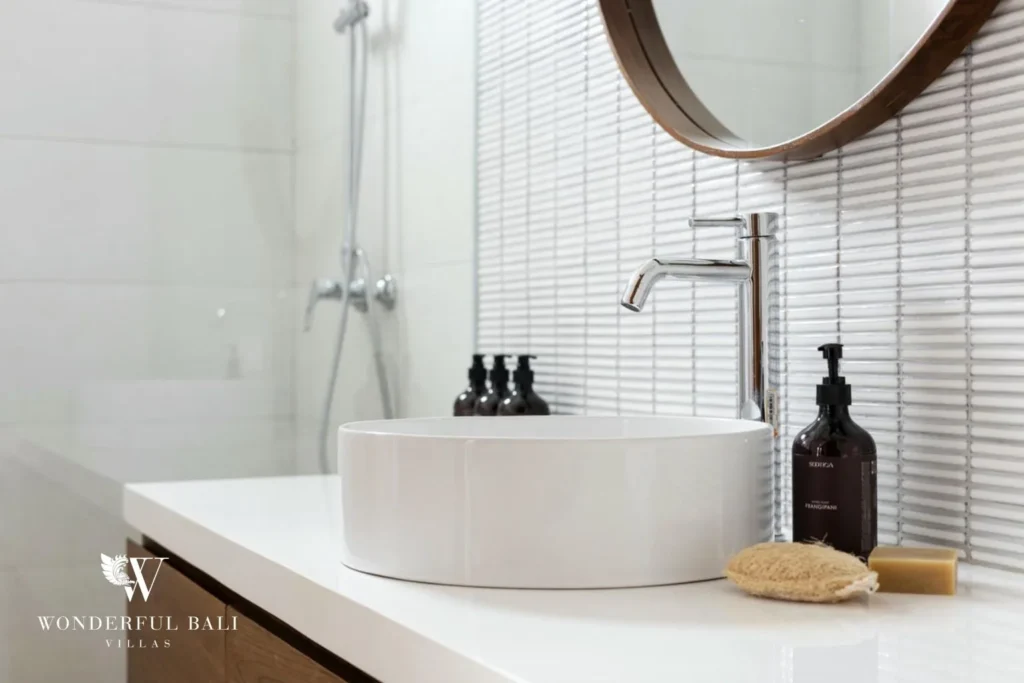 2BR modern villa in Umalas — en suite bathroom with round mirror