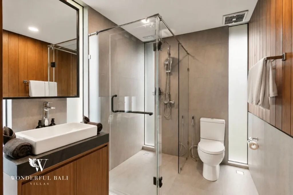 4BR resort villa in Jimbaran — en suite bathroom with double vanity