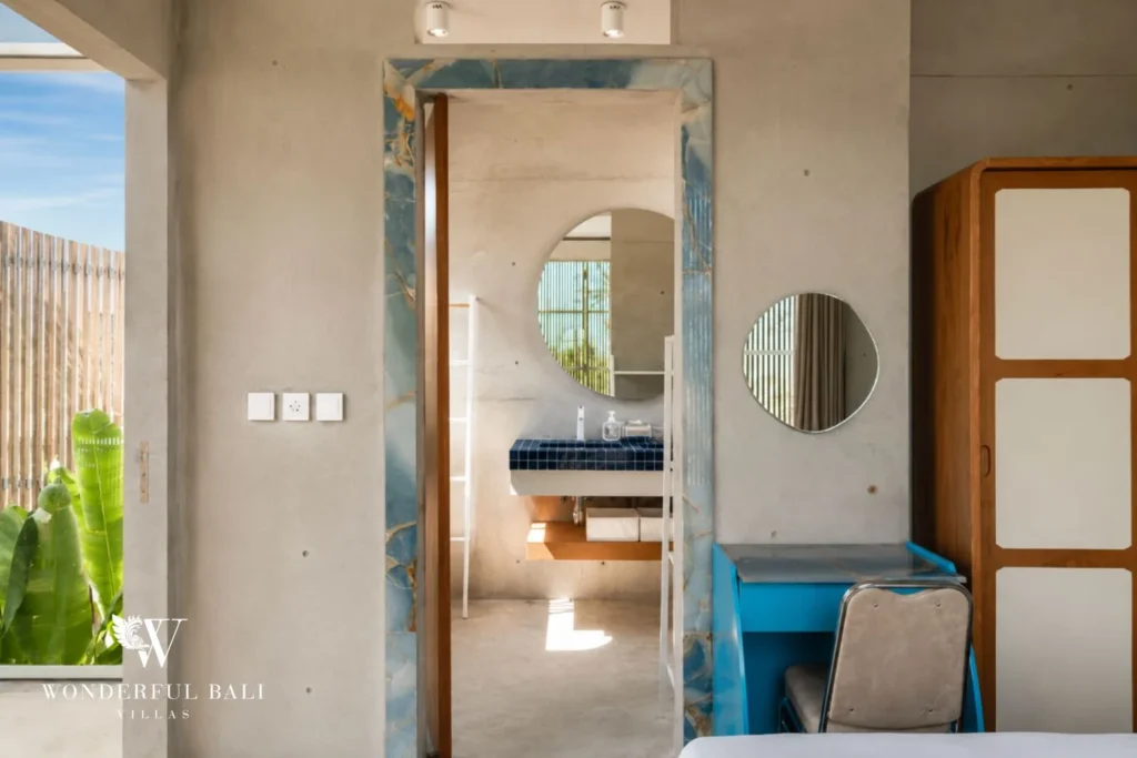 3BR modern villa in Pererenan — en suite bathroom with round mirror