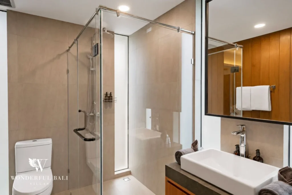 4BR resort villa in Jimbaran — en suite bathroom with walk in shower