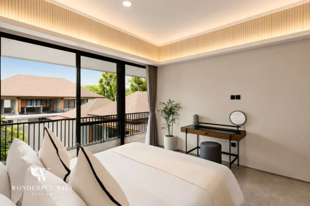 4BR resort villa in Jimbaran — bedroom study corner